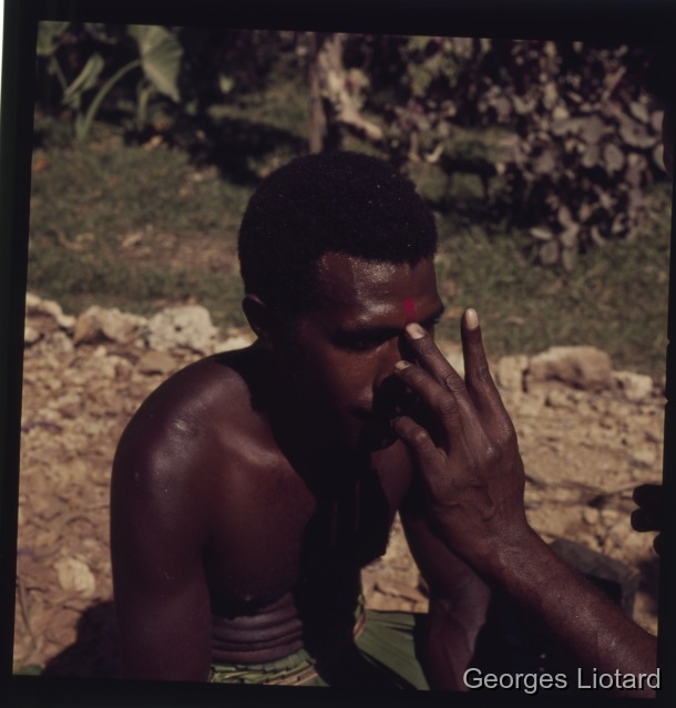 Ile d'Ambrym / Le sculpteur se pare pour la dernière phase - La mise en terre du tambour / Georges Liotard / Ile Ambrym, Vanuatu