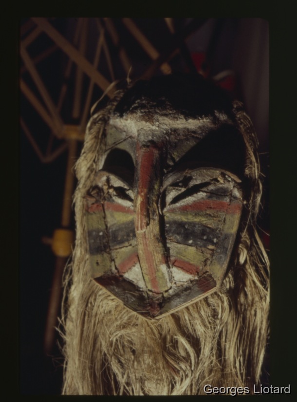 Ile d'Ambrym / Masque de société secrète du Nord Ambrym (en matériaux végétaux légers et fragiles, variante du masque rom plus répandu et plus classique / Georges Liotard / Ile Ambrym, Vanuatu