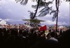 Préparatifs de fête collective sur l'esplanade du Thundikel.