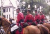 Préparatifs de fête collective sur l'esplanade du Thundikel. Garde montée d'apparat.