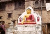 Statue de Bouddha en pierre sur une petite place au nord du stupa de Swayambhunath. 