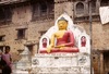 Statue de Bouddha en pierre sur une petite place au nord du stupa de Swayambhunath.