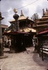 Stupa de Swayambhunath. Cour avec temple de Hariti à l'arrière. 