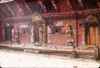 Palais royal de Patan, Mul chok (cour principale) : porte d'or flanquée des sculptures en cuivre doré repoussé des déesses Ganga et Yamuna.