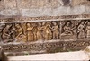 Jardin du palais royal, bassin Bhandarkhal : détail des hauts-reliefs du soubassement du pavillon (illustrant les Huit Siddhas, avec série d'animaux en-dessous).