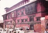 Façade septentrionale du palais royal comportant la porte et la fenêtre d'or (Lumjhya) depuis le Durbar square. 