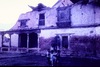 Maison newar, en partie détruite.