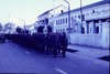 Défilé militaire devant le Durbar High School. 