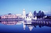 Bassin de Rani pokhari avec le temple de Shiva au centre. A l'arrière, la Clock Tower de Trichendra College.