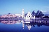 Bassin de Rani pokhari avec le temple de Shiva au centre. A l'arrière, la Clock Tower de Trichendra College. 