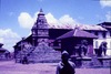 Temples de Siddhi Lakshmi (Bhagawati) et de Vatsala devi. A l'arrière le palais royal de Bhaktapur. 