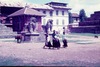 Femmes Jyapu (caste des agriculteurs) devant le temple de Vatsala devi et le palais royal de Bhaktapur.  