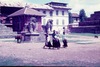 Femmes Jyapu (caste des agriculteurs) devant le temple de Vatsala devi et le palais royal de Bhaktapur.