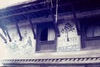 Peintures figurant Vishnu couché et Krishna avec les gopi sur un bâtiment situé juste à côté du temple de Krishna sur l'Indreshwar ghat. 