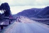 Étalage de grains sur la route pour le foulage.