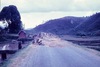 Étalage de grains sur la route pour le foulage. 