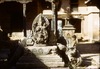 Temple de Changu Narayan : sculpture de Vishnu Chaturanana assis sur Garuda et accompagné de Lakshmi. 