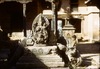 Temple de Changu Narayan : sculpture de Vishnu Chaturanana assis sur Garuda et accompagné de Lakshmi.