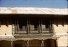Fenêtres en bois sculpté dans l'enceinte du temple de Changu Narayan. 