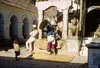 Scène de vannage devant le temple de Jalbinayak (dédié à Ganesh).