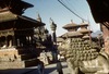 Temples de Hari Shankar et de Krishna (Krishna mandir) et statue en cuivre doré et repoussé du roi Yoganarendra Malla au sommet d'une colonne.