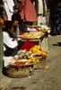 Vendeurs d'articles destinés aux offrandes près du temple de Dakshin Kali.  