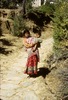 Jeune femme et son enfant dans la montée vers le temple de Vajra Yogini. 