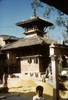 Temple de Lakshmi Narayan et, au premier-plan, séchage de grains. 