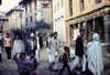 Hommes Newar portant des guirlandes rituelles.