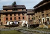 Maisons urbaines autour d'un réservoir (pokhari).