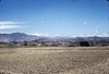 Vue sur des champs et la chaîne de l'Himalaya. 