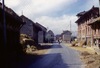 Route goudronnée traversant un village. 