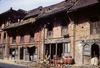 Maisons traditionnelles sur le bord de la route. Échoppe de potier au rez-de-chaussée.