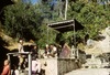 Petit temple ouvert avec une pierre triangulaire représentant le dieu Bhairav sur la montée vers le sanctuaire de Vajra Yogini. 