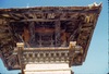 Toiture du temple en ruine de Visheshwar (Bisheshwor) Mahadev dans l'enceinte du temple d'Indreshwar Mahadev. 