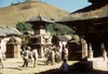 Enfants dans l'enceinte du temple d'Indreshwar Mahadev (à droite) et temple en ruine de Visheshwar (Bisheshwor) Mahadev au fond. 