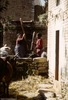 Femmes en train de piler le grain.