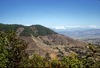 Collines en face de Pharping et la vallée de Kathmandu à l'arrière, depuis la montée sur la colline d'Asura.