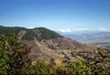 Collines en face de Pharping et la vallée de Kathmandu à l'arrière, depuis la montée sur la colline d'Asura. 