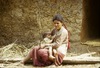 Environs de Bodnath : jeune femme et son enfant.