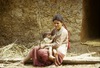 Environs de Bodnath : jeune femme et son enfant. 