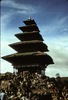 Spectateurs amassés sur les marches du temple de Nyatapola. 