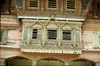 Palais royal de Hanuman Dhoka. Fenêtres sculptées polychromes à Nasal chok (près de la tour de Basantapur-Nautale). 