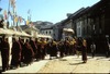 Procession de moines tibétains avec le portrait du 14e Dalai Lama autour du stupa de Bodnath. 