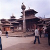 Temples de Jagannath et de Narayan ainsi que la statue en cuivre doré et repoussé du roi Pratap Malla au sommet d'une colonne.  