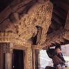 Restauration des fenêtres en bois et en ivoire sculptés à l'angle du sanctuaire de Seto Bhairav.