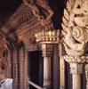 Fenêtres en bois et en ivoire sculptés à l'angle du sanctuaire de Seto Bhairav. 