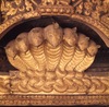 Élément de décor en métal doré et repoussé figurant un cobra polycéphale, à l'angle du sanctuaire de Seto Bhairav. 