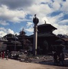 Temple de Jagannath et statue en cuivre doré et repoussé du roi Pratap Malla au sommet d'une colonne. Au fond temple de Narayan en restauration. 