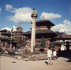 Temple de Jagannath et statue en cuivre doré et repoussé du roi Pratap Malla au sommet d'une colonne. Au fond temple de Narayan en restauration.